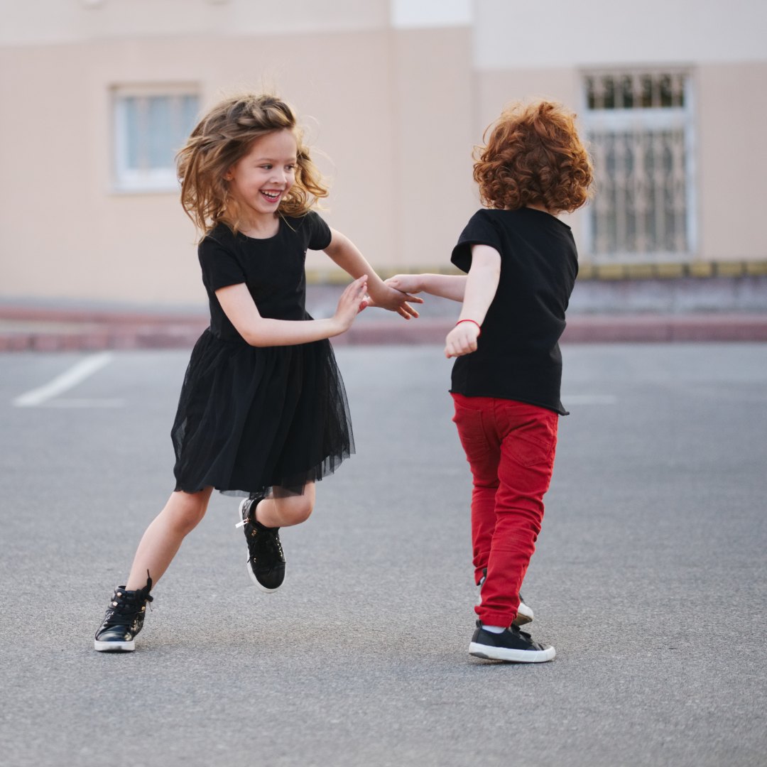 niños bailando en pareja